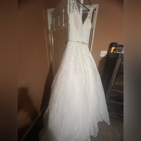 Wedding Dress $800 OBO - Picture 3 of 10